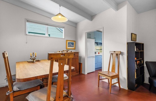 Linwood House | Central Cutie - Christchurch City Cottage