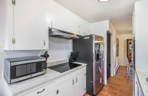 Southeast House | Central Denver 4 bedroom Sleeps 8 Relaxation Zone Close to Everything!