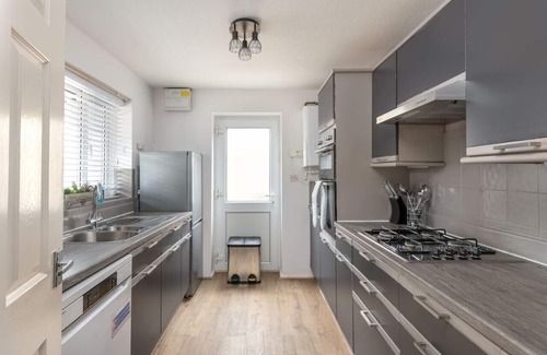 Milton Keynes House | Central Detached House with Parking, SkyTV & Wi-Fi