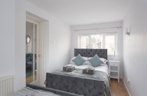 Milton Keynes House | Central Detached House with Parking, SkyTV & Wi-Fi