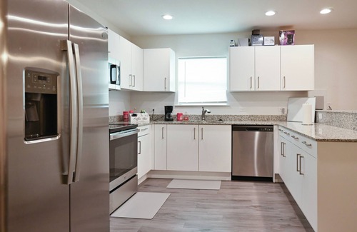 Arlington House | Central DFW Townhouse: 4BD/2BA Amazing Location