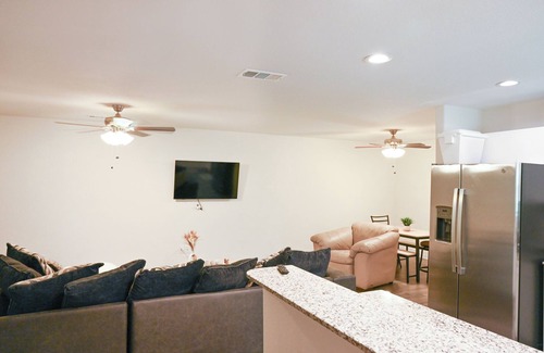 Arlington House | Central DFW Townhouse: 4BD/2BA Amazing Location