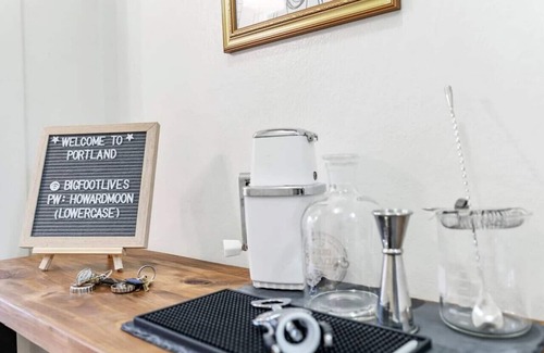 Goose Hollow Apartment | Central Downtown Studio w/Vintage Charm near Train