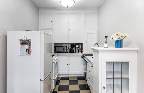 Goose Hollow Apartment | Central Downtown Studio w/Vintage Charm near Train