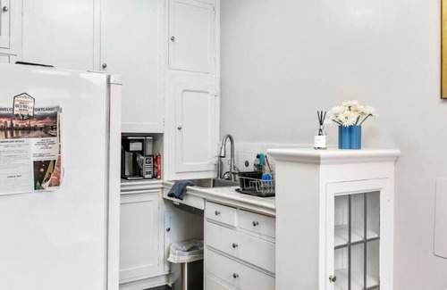 Goose Hollow Apartment | Central Downtown Studio w/Vintage Charm near Train