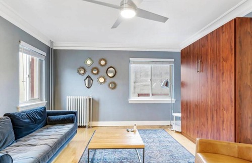Goose Hollow Apartment | Central Downtown Studio with Vintage Charm near Train