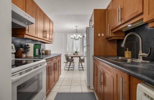 Downtown Edmonton Apartment | Central DT 2BR » Free Parking » Billiards » Gym
