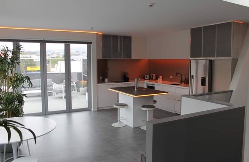 Dunedin City Centre Apartment | Central Dunedin Modern Penthouse by Aotearoa Escapes