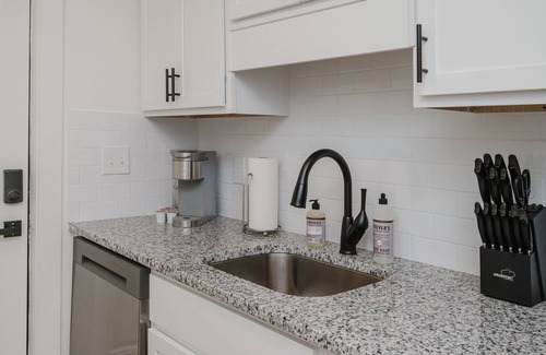 Civil Rights Historic District Condo | Central Duo Suites B & C- Groups/Parking/King Beds