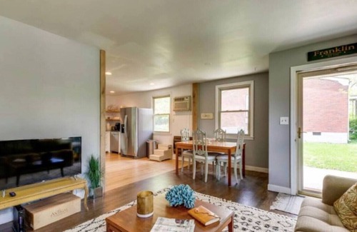 Franklin House | Central Duplex Pet Friendly Walkable Coffee Spots