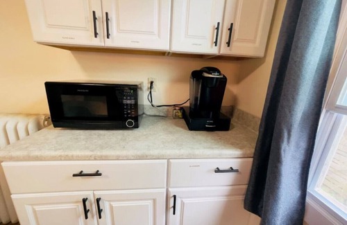 Evanston Apartment | Central Evanston Private 1st Floor Roomy Apt