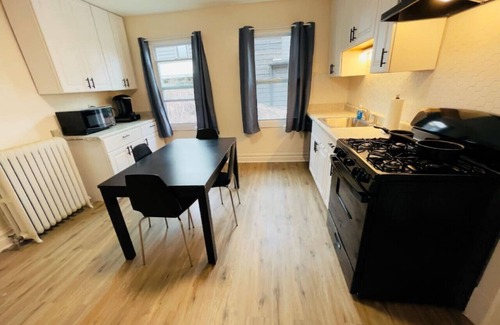 Evanston Apartment | Central Evanston Private 1st Floor Roomy Apt