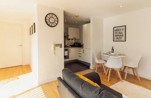 Castlefield Apartment | Central Gem: Cosy 2BR with Private Balcony