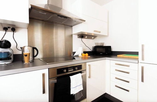 Castlefield Apartment | Central Gem: Cosy 2BR with Private Balcony