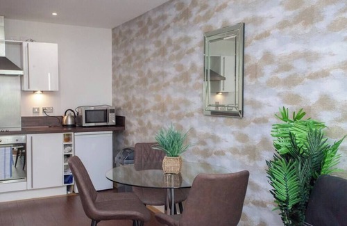 City Centre Glasgow Apartment | Central Glasgow Flat with Juliet Balcony
