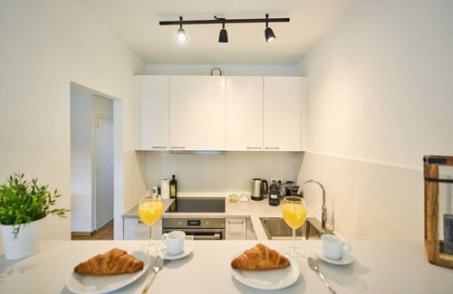 Lower Town Apartment | Central Grand Place Escape 6