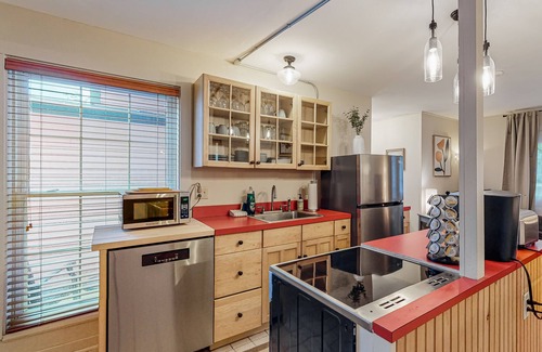 Bar Harbor Cottage | Central guest house with patio & washer/dryer - walk to ocean, shops & dining