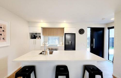 Spreydon Apartment | Central Home with Internal Garage - Close to CBD!