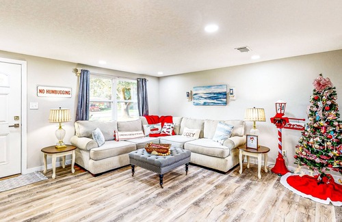 Pensacola Heights House | Central Home with Large Yard, Full Kitchen, Private Washer/Dryer & Smart TVs