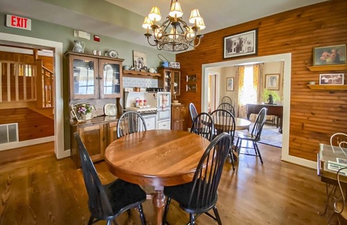 Treloar Bed & Breakfast | Central Hotel