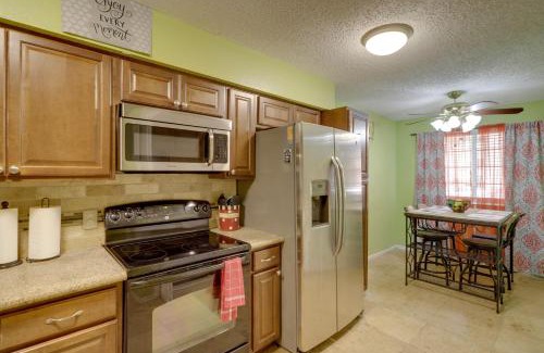 Houston House | Central Houston Townhome with Patio 4 Mi to Airport