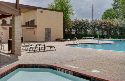 Houston House | Central Houston Townhome with Patio 4 Mi to Airport