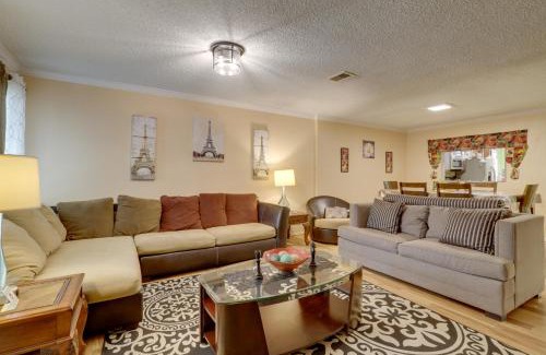 Houston House | Central Houston Townhome with Patio 4 Mi to Airport