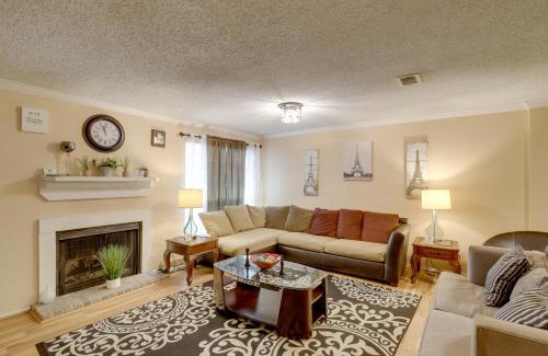 Houston House | Central Houston Townhome with Patio 4 Mi to Airport