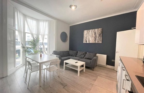 Hove Apartment | Central Hove 5 Bedroom Flat BN332AWES