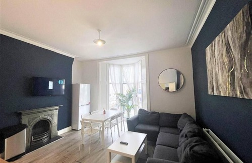 Hove Apartment | Central Hove 5 Bedroom Flat BN332AWES