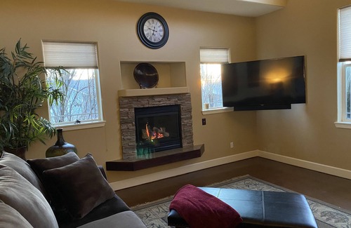 Redmond House | Central in Central Oregon!