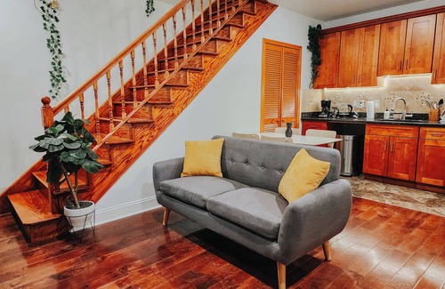 Gayborhood Apartment | Central/King Bed/4 En-Suite Bathrooms/65" TV