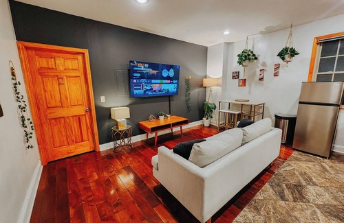 Gayborhood Apartment | Central/King Bed/4 En-Suite Bathrooms/65" TV