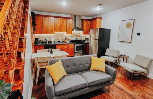 Gayborhood Apartment | Central/King Bed/4 En-Suite Bathrooms/65" TV