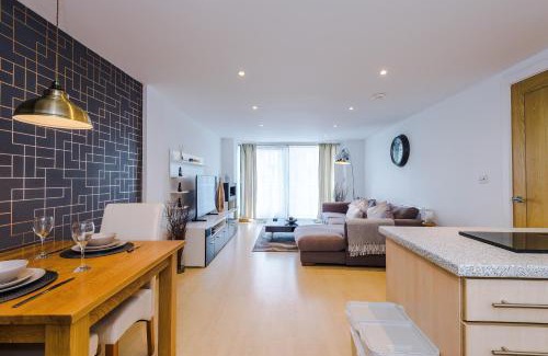 Leeds City Center Apartment | Central Leeds 2BR 2BA, Wi-Fi, Kitchen, Sleeps 5