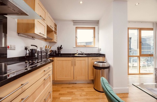 Leeds Apartment | Central Leeds Dock Apt, Free Secure Parking! 2 Bed