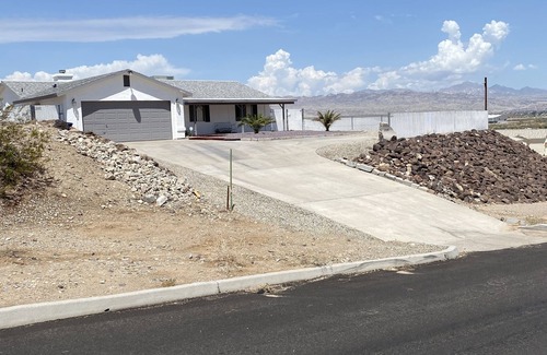 Bullhead City House | Central locatio, casinos, river, lake, desert…
