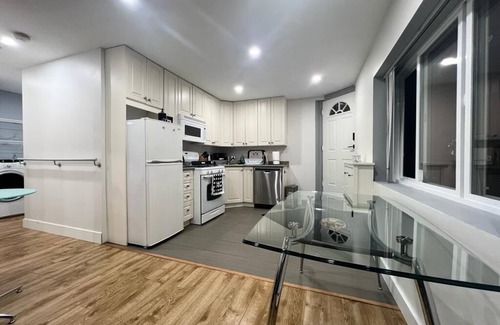 North Vancouver House | Central location, easy dining, Edgemont Village, Rec Centre, & Park Royal Mall.n