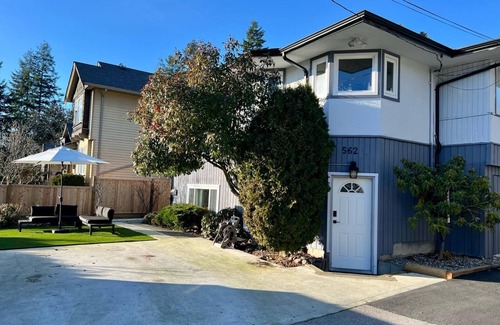 North Vancouver House | Central location, easy dining, Edgemont Village, Rec Centre, & Park Royal Mall.n