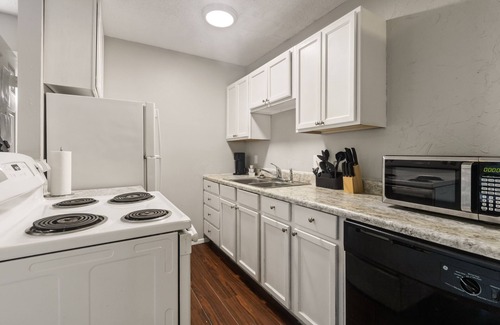 Central Arlington Apartment | Central Location!★ 2BR w/kitchen ★ExperiencedHosts