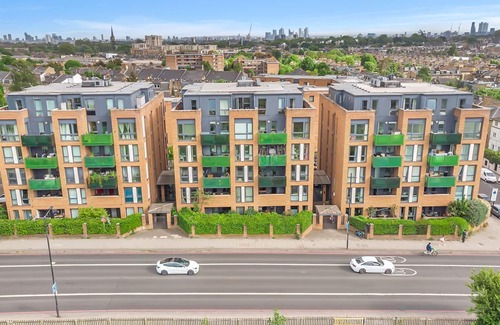 Brownswood Apartment | Central location. 5mins from Finsbury Park Station. Park views.