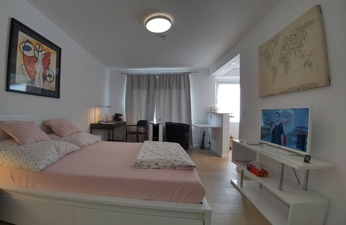 Lindenthal Apartment | Central location, facing the city park. Bright and cosy studio apartment.
