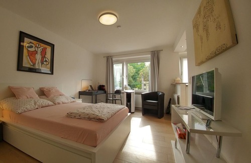 Lindenthal Apartment | Central location, facing the city park. Bright and cosy studio apartment.