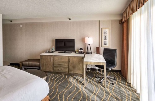 South Portland Hotel | Central Location: Free Airport Shuttle and Free Parking | Indoor Swimming Pool