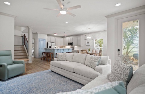 Villages of Crystal Beach House | Central Location-Indoor Pool-4 King Suites
