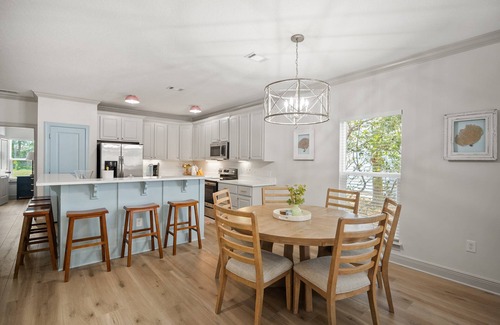 Villages of Crystal Beach House | Central Location-Indoor Pool-4 King Suites