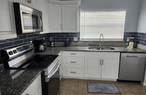 Indian Wells House | Central Location Lakeview Pool Villa near Disney