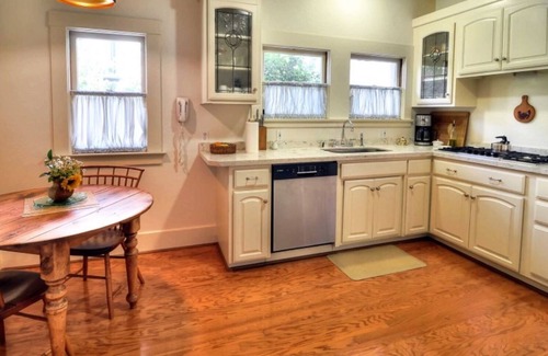 Oak Park Cottage | Central location, walk to restaurants!