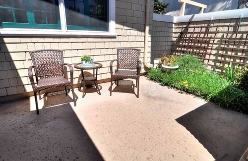 Oak Park Cottage | Central location, walk to restaurants!