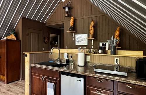 Moose Pass Cabin | Central location with WiFi in charming Moose Pass.